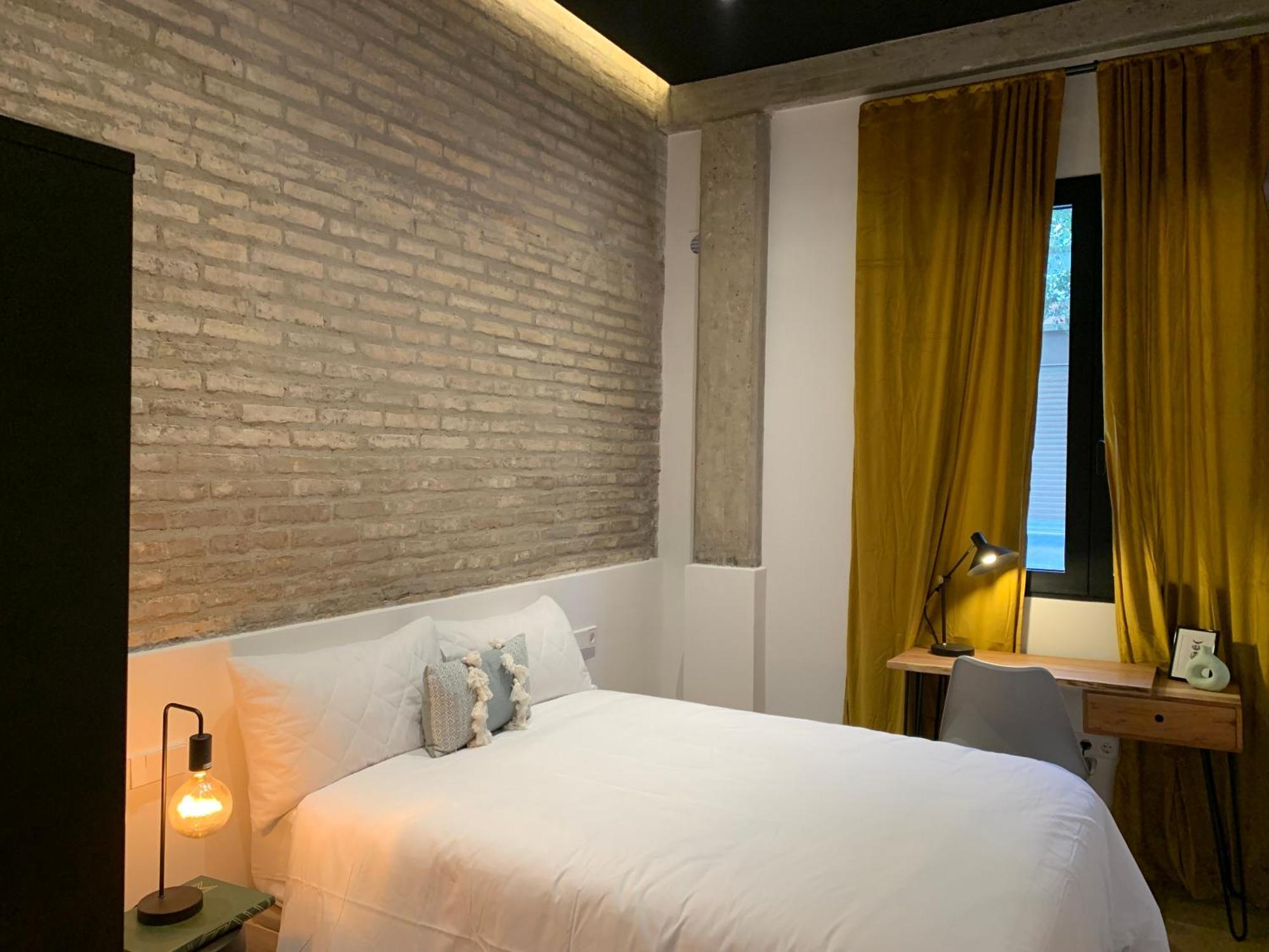 La Reina Beach Rooms Valencia Exterior photo