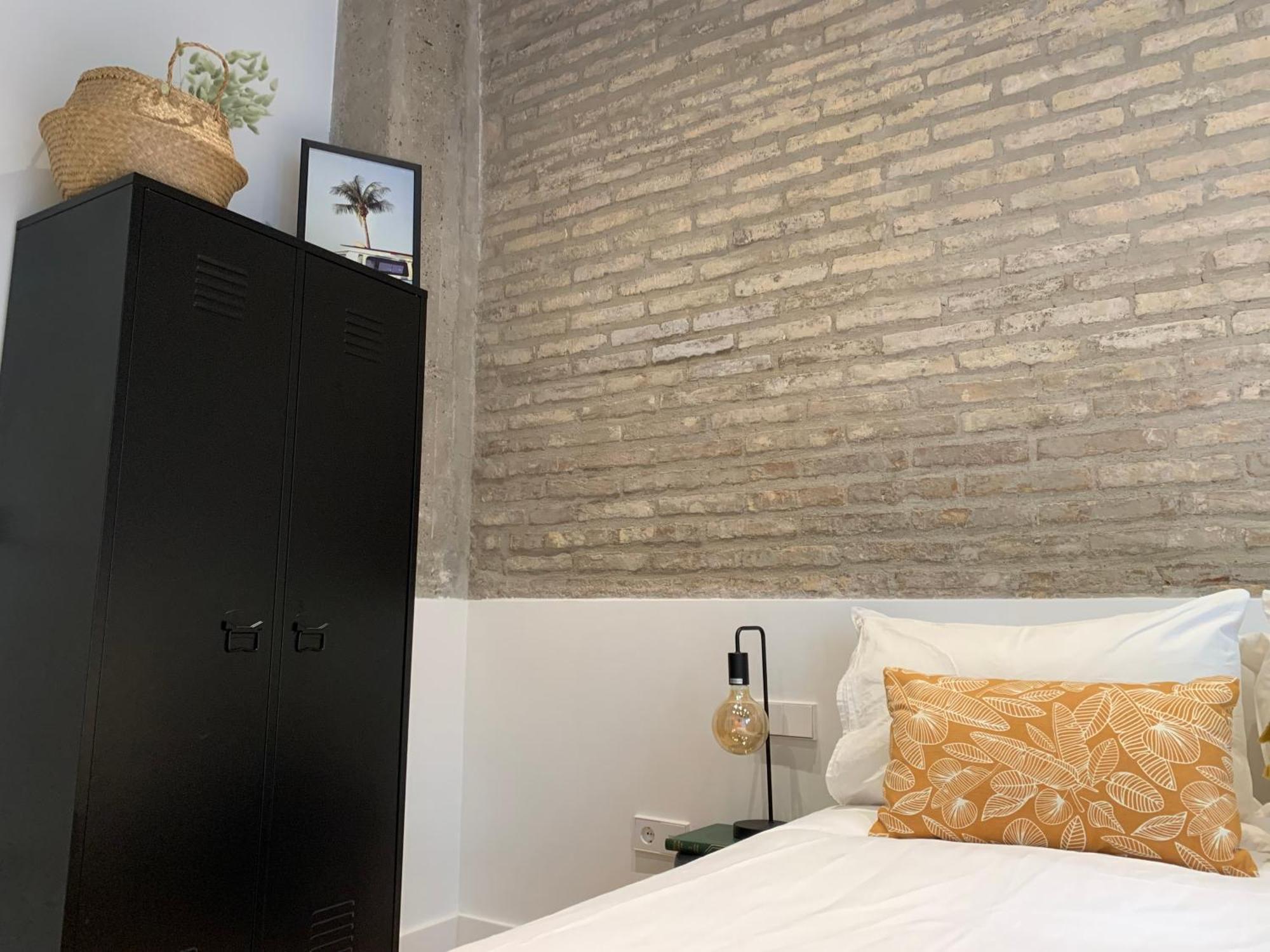 La Reina Beach Rooms Valencia Exterior photo